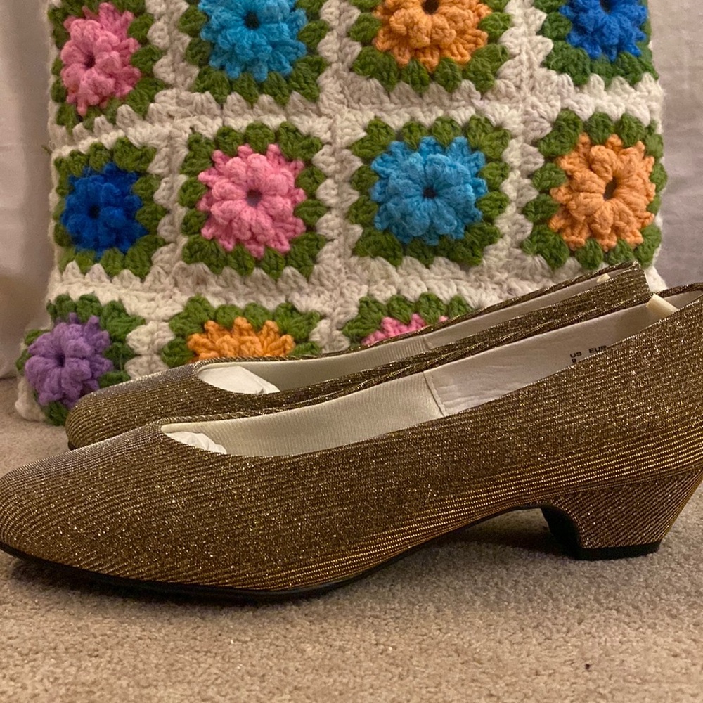Soft Style Gold Metallic Sparkle Kitten Heels (New in Box) (Size 9W)